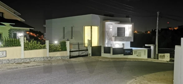 Moradia T4 para Venda em Ramada e Caneças