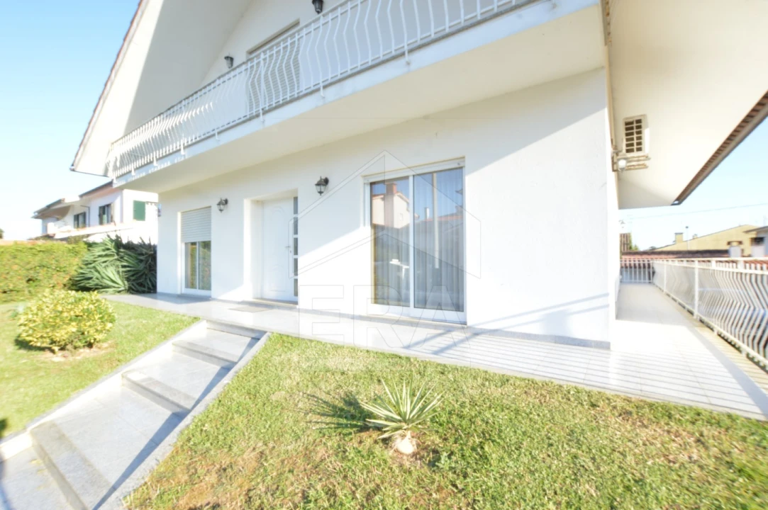 Moradia T4 para Venda em Palmeira de Faro e Curvos Foto 3