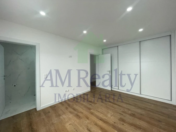 Moradia T4 para Venda em Atouguia da Baleia Foto 13