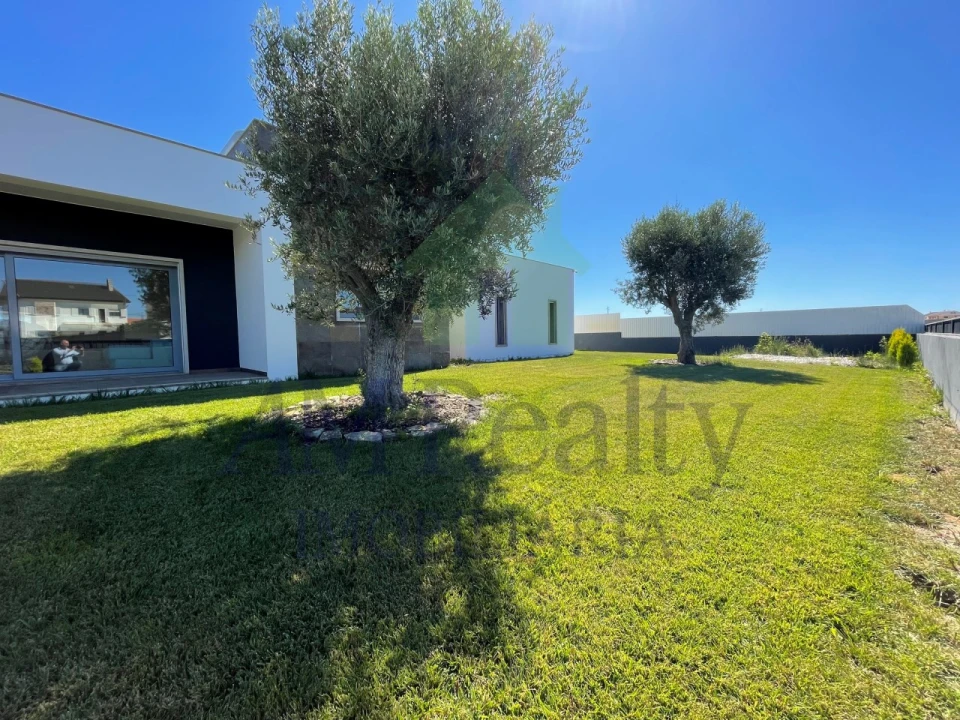 Moradia T4 para Venda em Atouguia da Baleia Foto 9