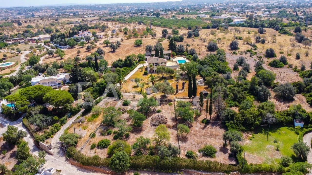 Moradia T7 para Venda em Guia Foto 4