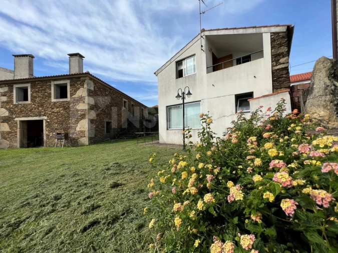 Moradia T3 para Venda em Venade e Azevedo