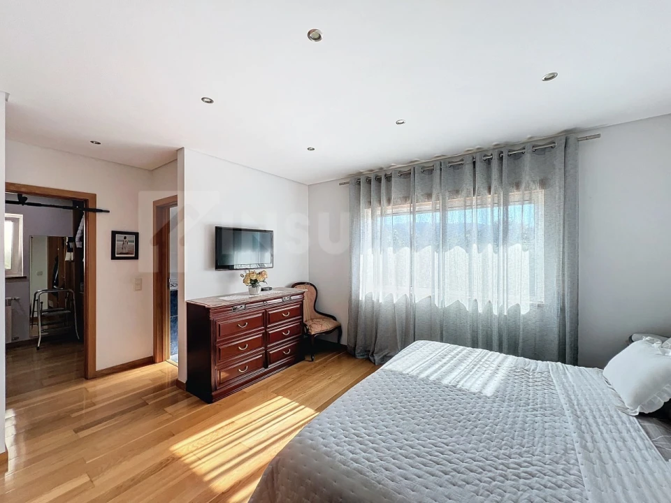 Moradia T4 para Venda em Loivo Foto 28