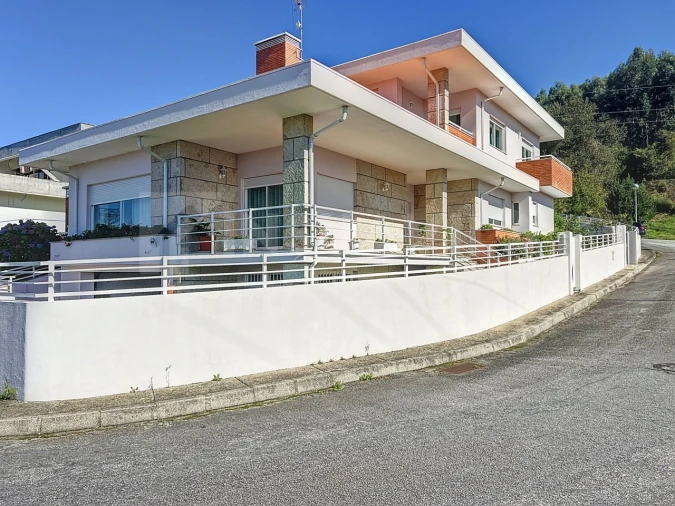 Moradia T4 para Venda em Loivo Foto 52