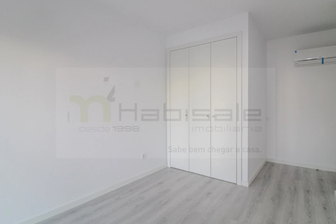 Apartamento T2 para Venda em Corroios Foto 16