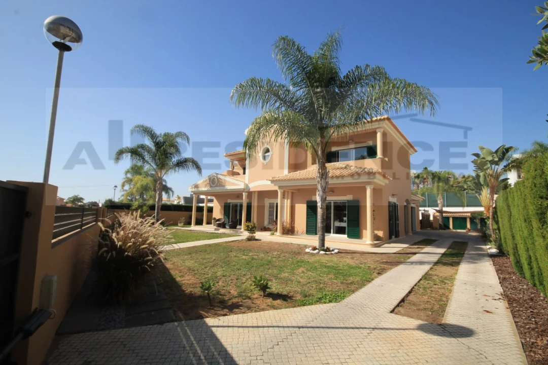 Moradia T4 para Venda em Albufeira e Olhos de Água Foto 3