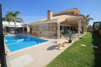 Moradia T4 para Venda em Albufeira e Olhos de Água