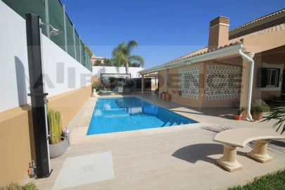 Moradia T4 para Venda em Albufeira e Olhos de Água