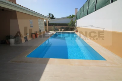 Moradia T4 para Venda em Albufeira e Olhos de Água