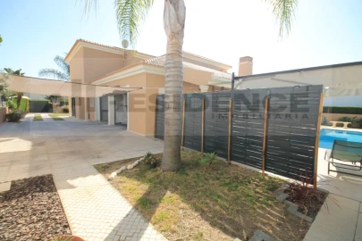 Moradia T4 para Venda em Albufeira e Olhos de Água