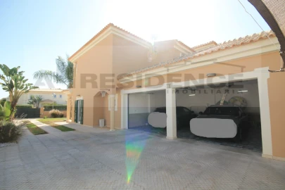 Moradia T4 para Venda em Albufeira e Olhos de Água