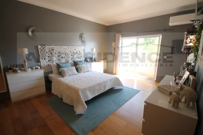 Moradia T4 para Venda em Albufeira e Olhos de Água