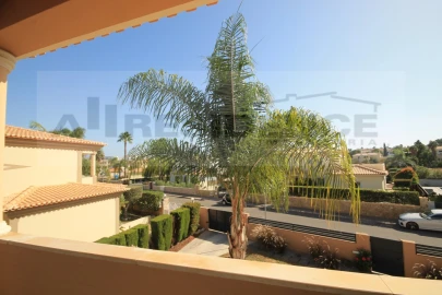 Moradia T4 para Venda em Albufeira e Olhos de Água