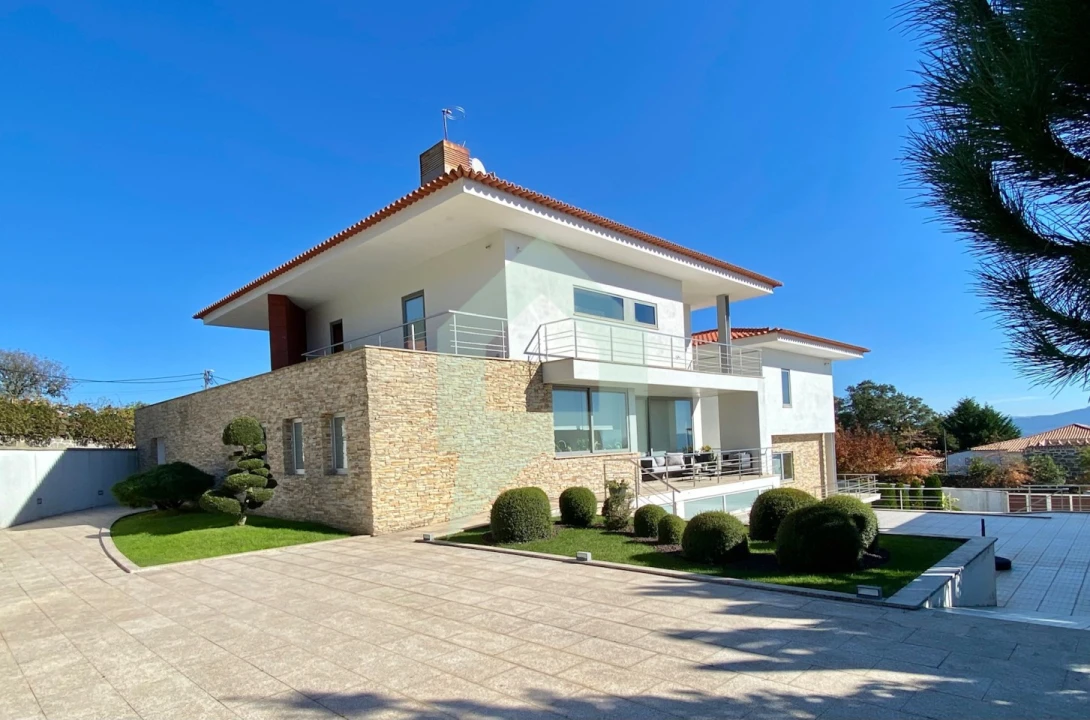 Moradia T4 para Venda em Carapeços Foto 1