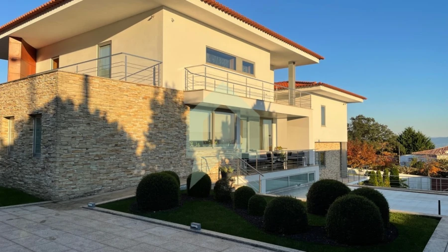 Moradia T4 para Venda em Carapeços Foto 5