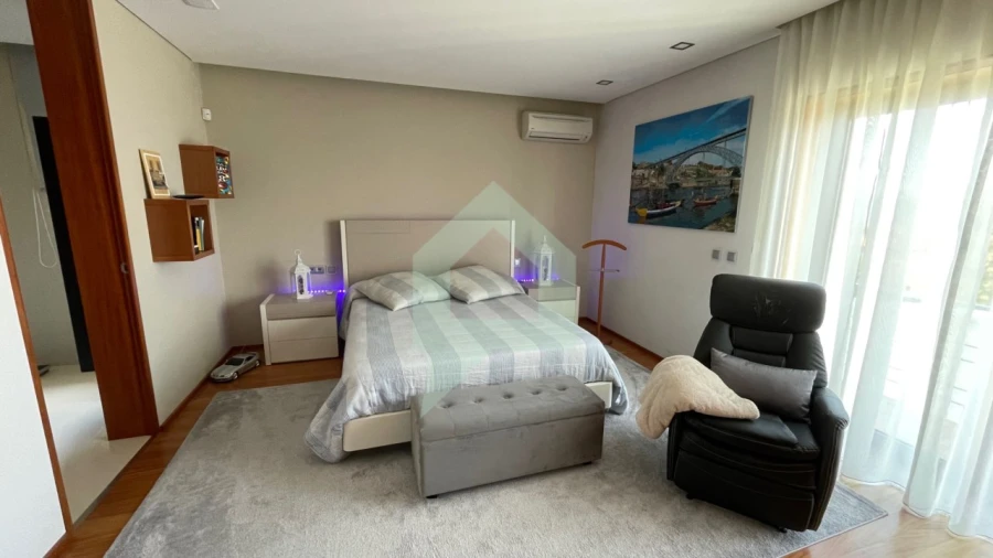 Moradia T4 para Venda em Carapeços Foto 13