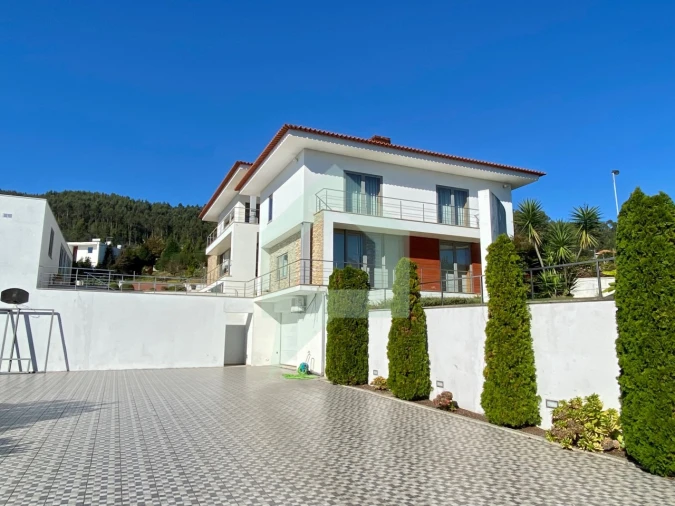 Moradia T4 para Venda em Carapeços Foto 35