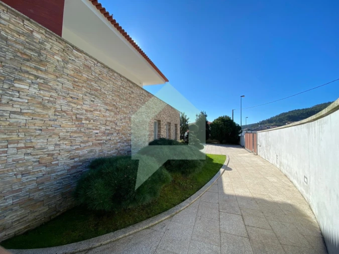 Moradia T4 para Venda em Carapeços Foto 38