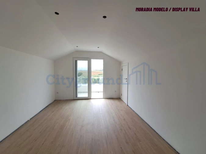 Moradia T4 para Venda em Atouguia da Baleia Foto 13