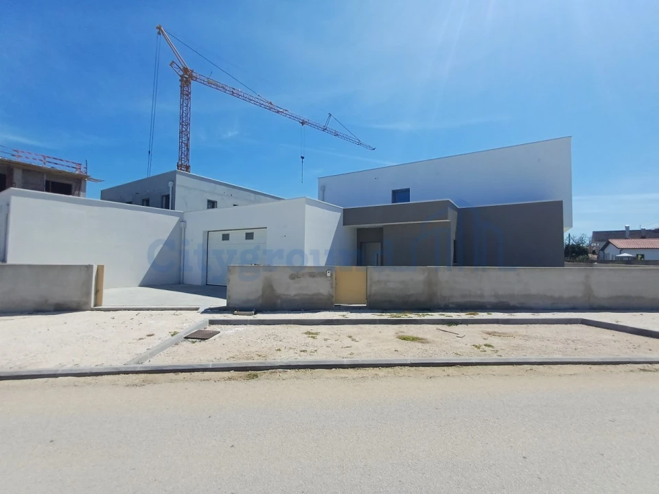 Moradia T4 para Venda em Batalha Foto 1