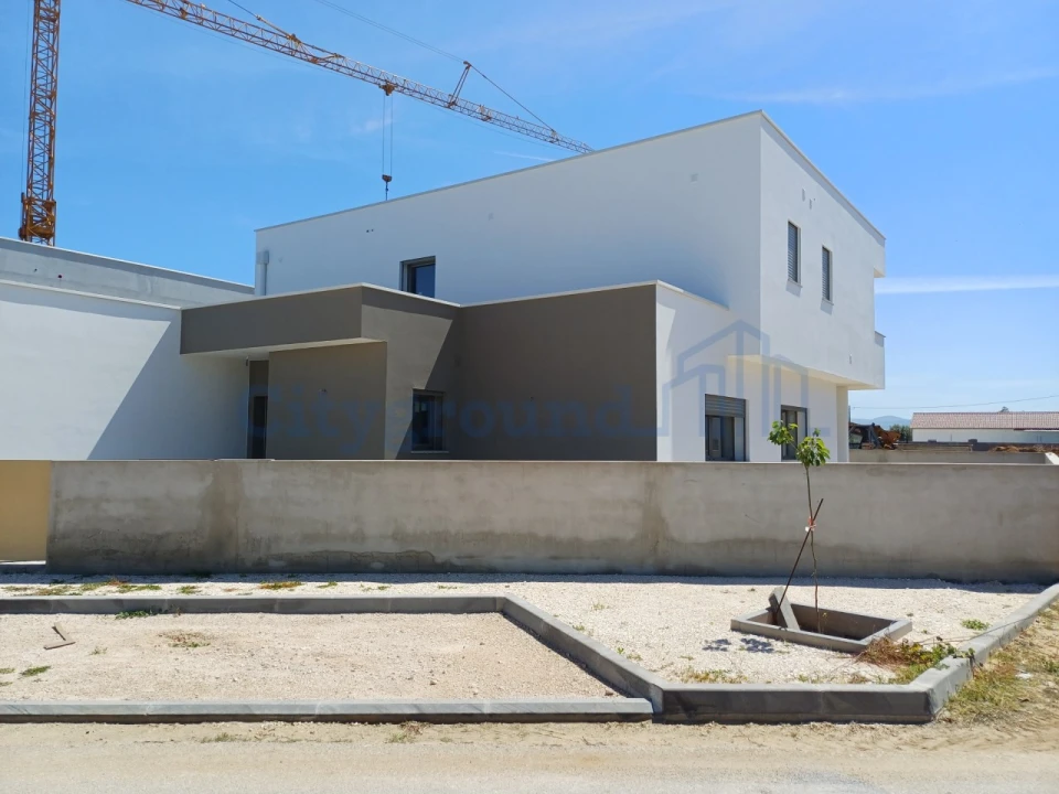 Moradia T4 para Venda em Batalha Foto 2