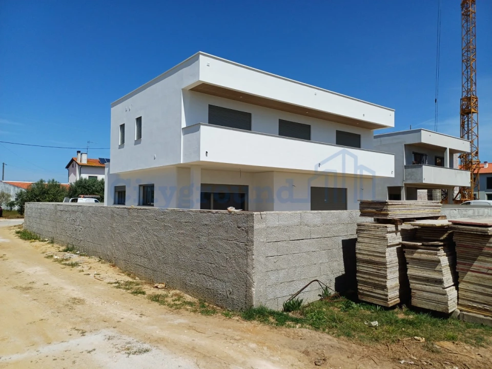 Moradia T4 para Venda em Batalha Foto 35
