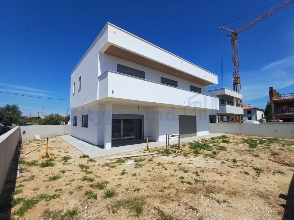 Moradia T4 para Venda em Batalha Foto 36