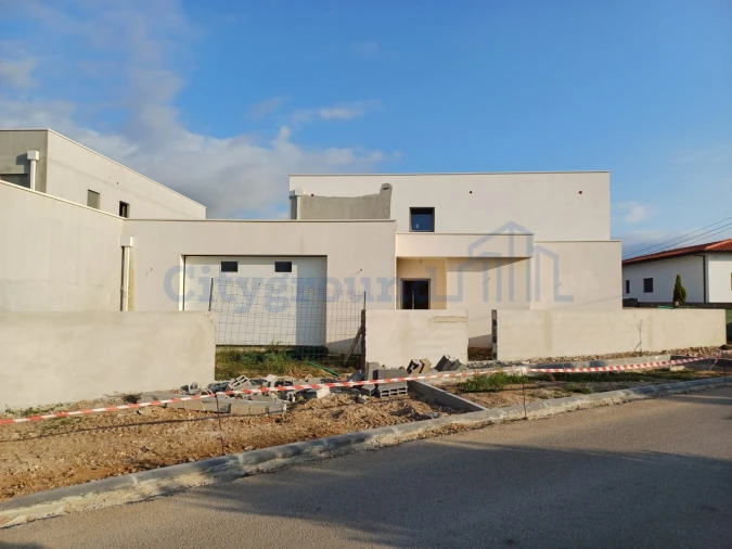 Moradia T4 para Venda em Batalha Foto 1