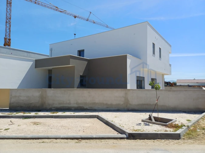 Moradia T4 para Venda em Batalha Foto 2