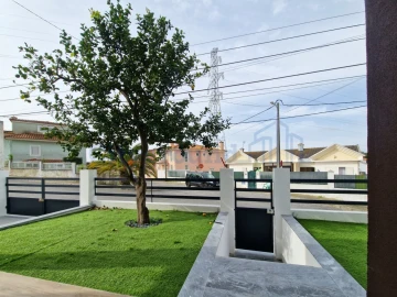 Moradia T4 para Venda em Corroios