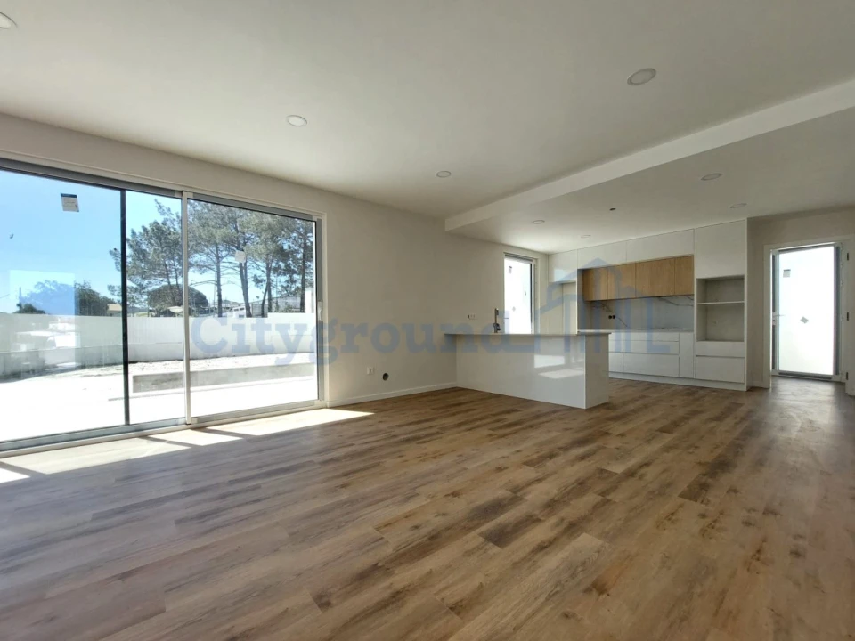 Moradia T4 para Venda em Santa Maria, São Pedro e Sobral da Lagoa Foto 1