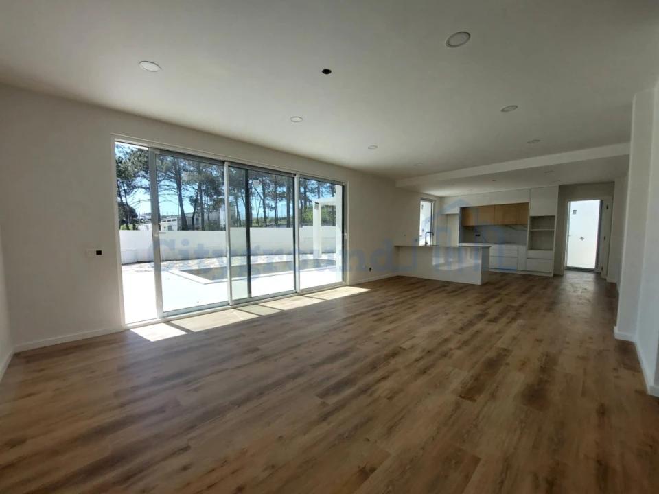 Moradia T4 para Venda em Santa Maria, São Pedro e Sobral da Lagoa Foto 2