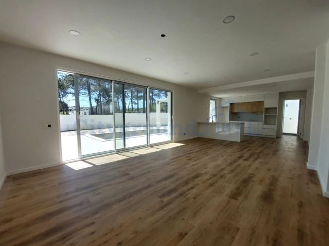 Moradia T4 para Venda em Santa Maria, São Pedro e Sobral da Lagoa Foto 2