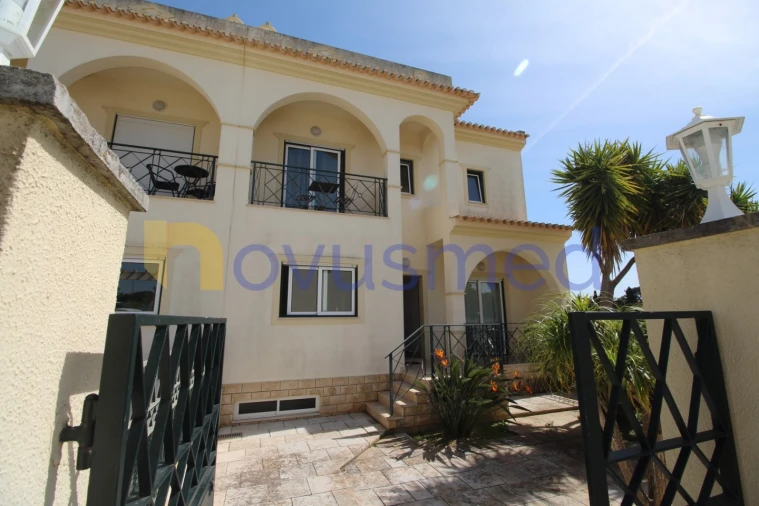 Moradia T4 para Venda em Albufeira e Olhos de Água Foto 1