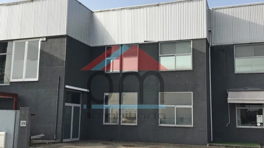 Armazém para Venda em Mazedo e Cortes