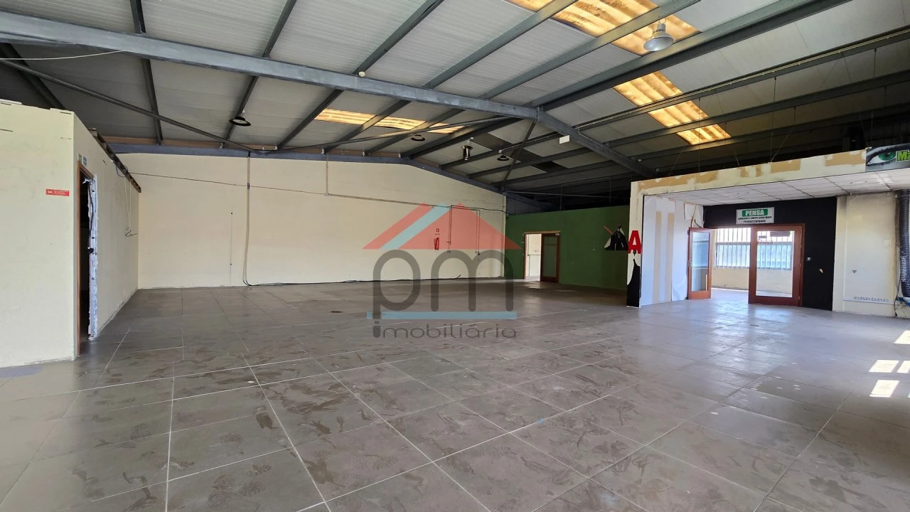 Armazém para Arrendamento em Mazedo e Cortes Foto 1