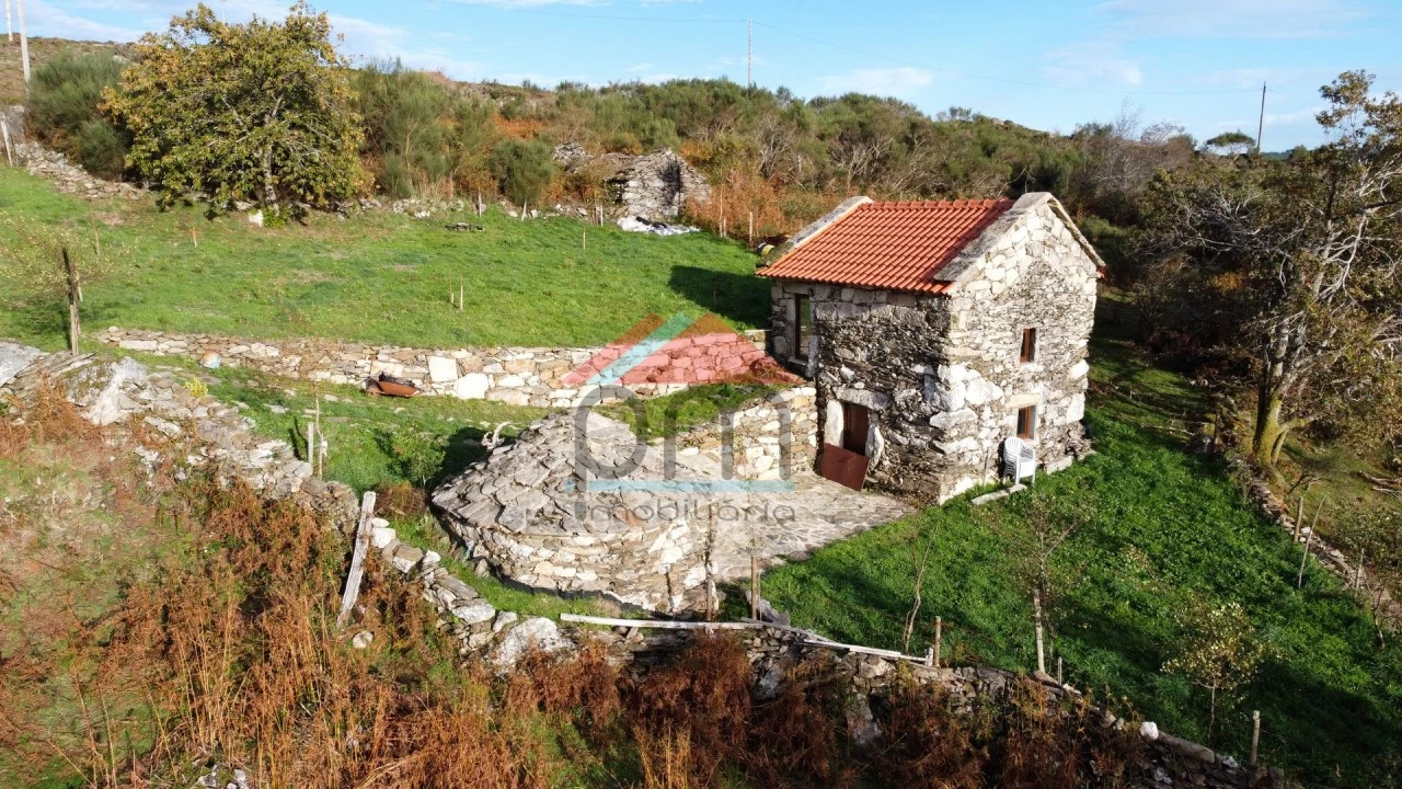 Terreno para Venda em Riba de Mouro Foto 1