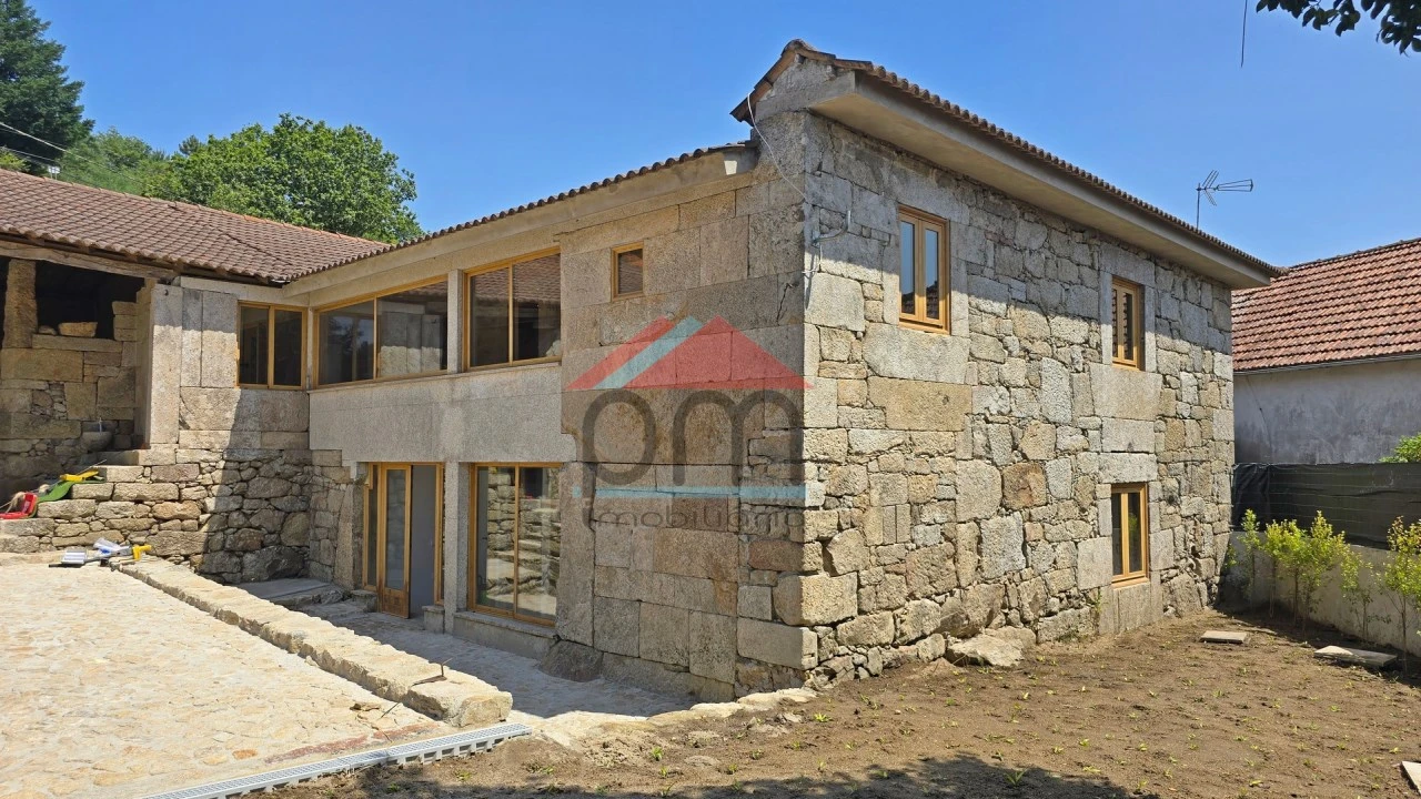 Moradia T2 para Venda em Cossourado e Linhares Foto 1