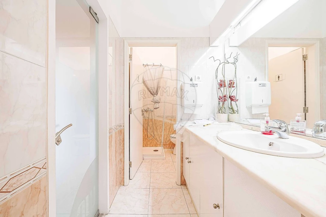 Loja para Arrendamento em Rio de Mouro Foto 15