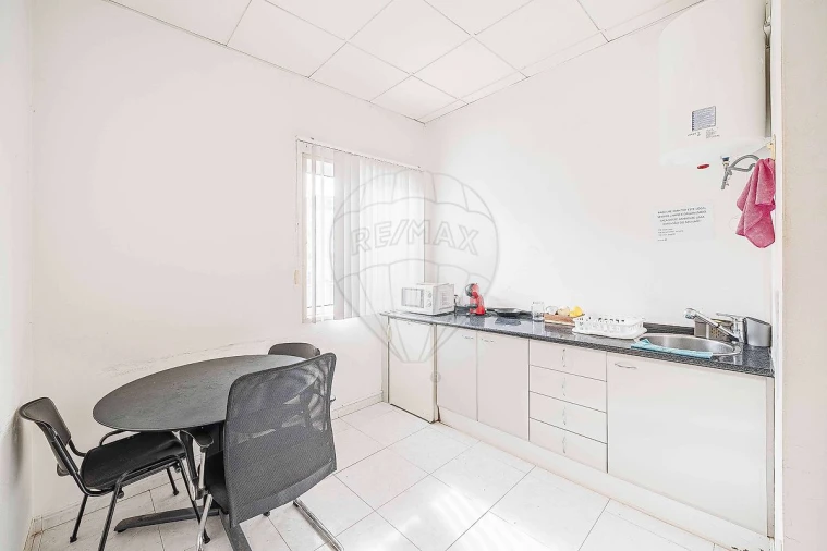 Loja para Arrendamento em Rio de Mouro Foto 11