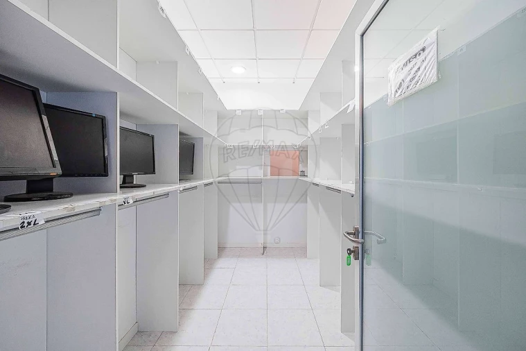 Loja para Arrendamento em Rio de Mouro Foto 24