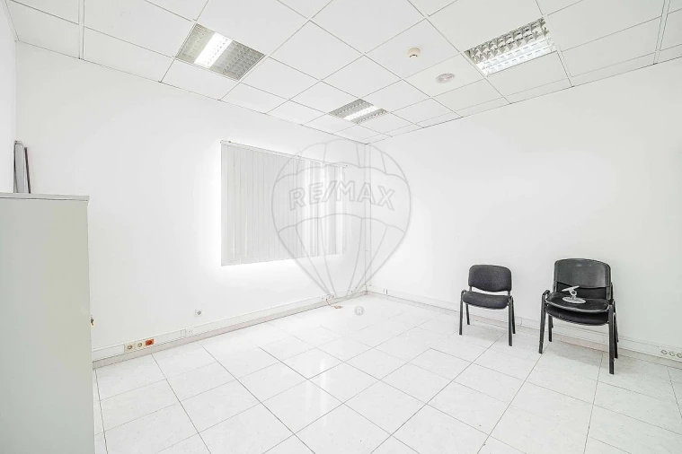 Loja para Arrendamento em Rio de Mouro Foto 21