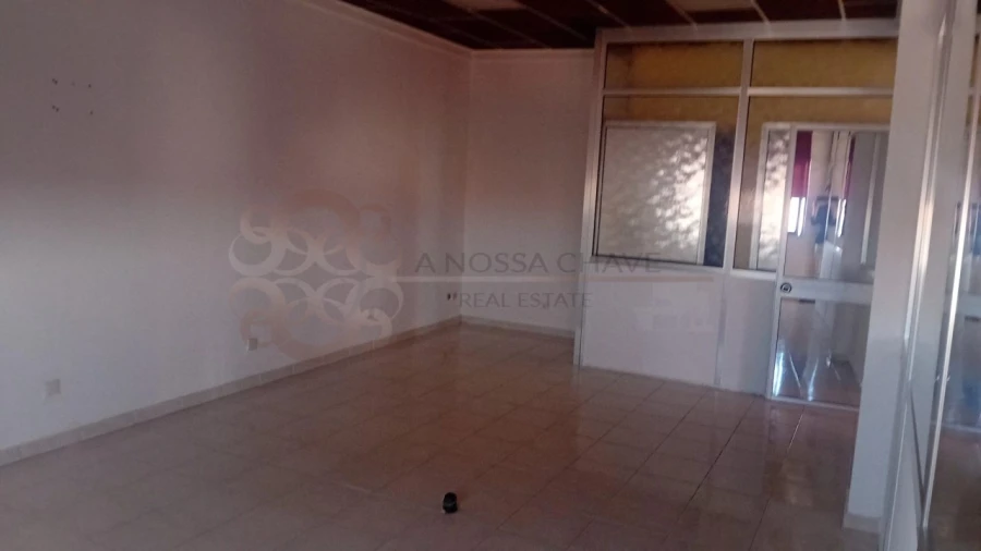 Loja para Arrendamento em Charneca de Caparica e Sobreda Foto 2