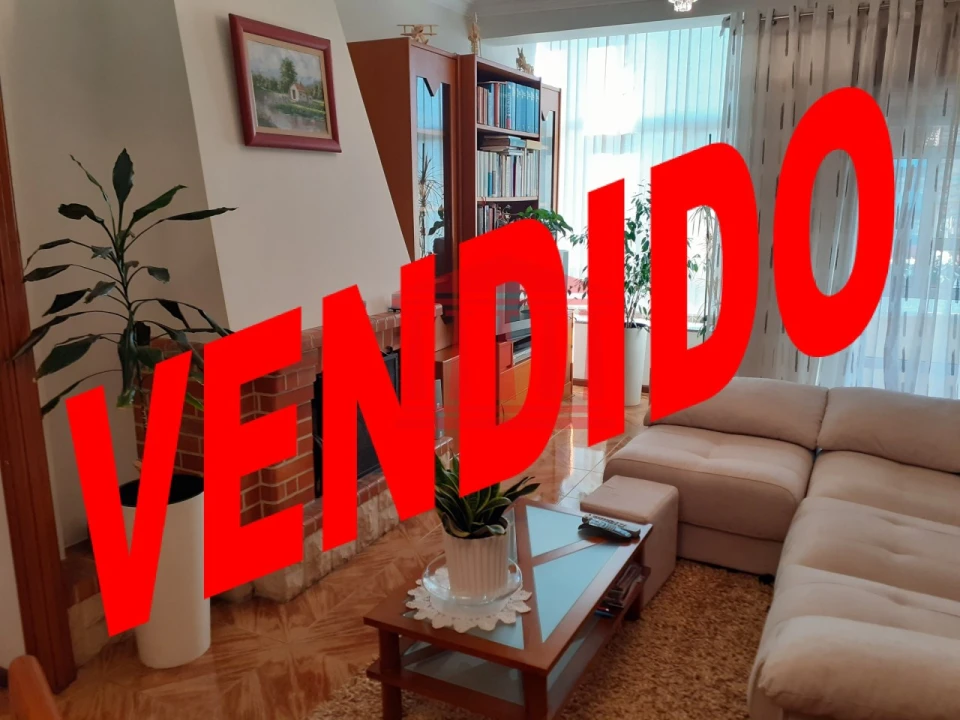 Apartamento T2 para Venda em Arcozelo Foto 1