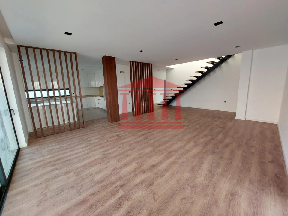 Moradia T4 para Venda em Alvelos Foto 3