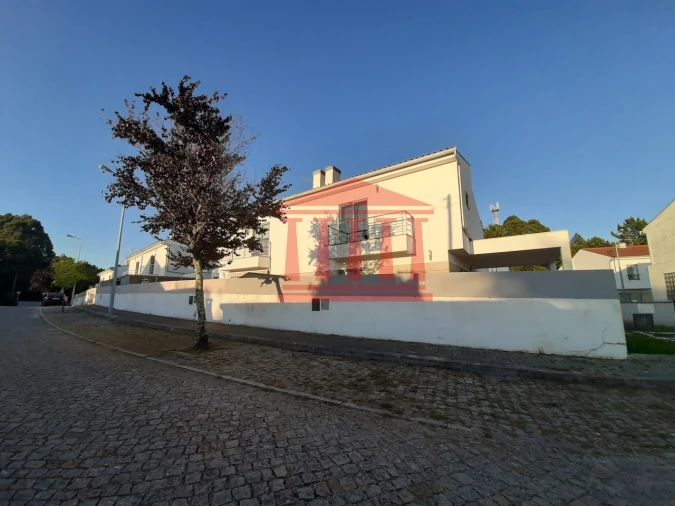 Moradia T3 para Venda em Forjães Foto 6