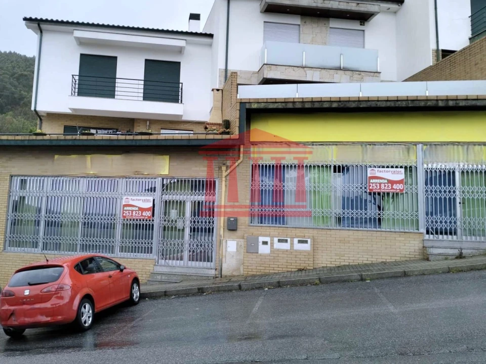 Loja para Arrendamento em Carapeços Foto 2