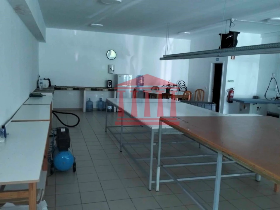 Loja para Arrendamento em Carapeços Foto 8