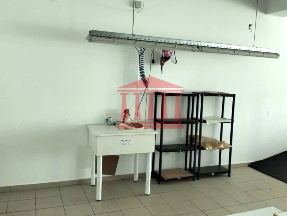 Loja para Arrendamento em Carapeços Foto 9