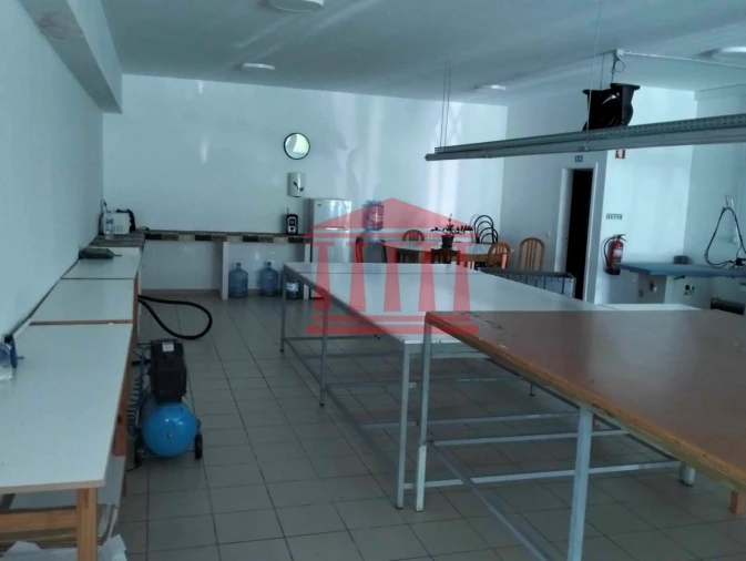 Loja para Arrendamento em Carapeços Foto 8